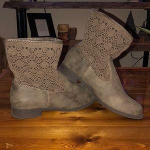 Grey Knit boots. 💕